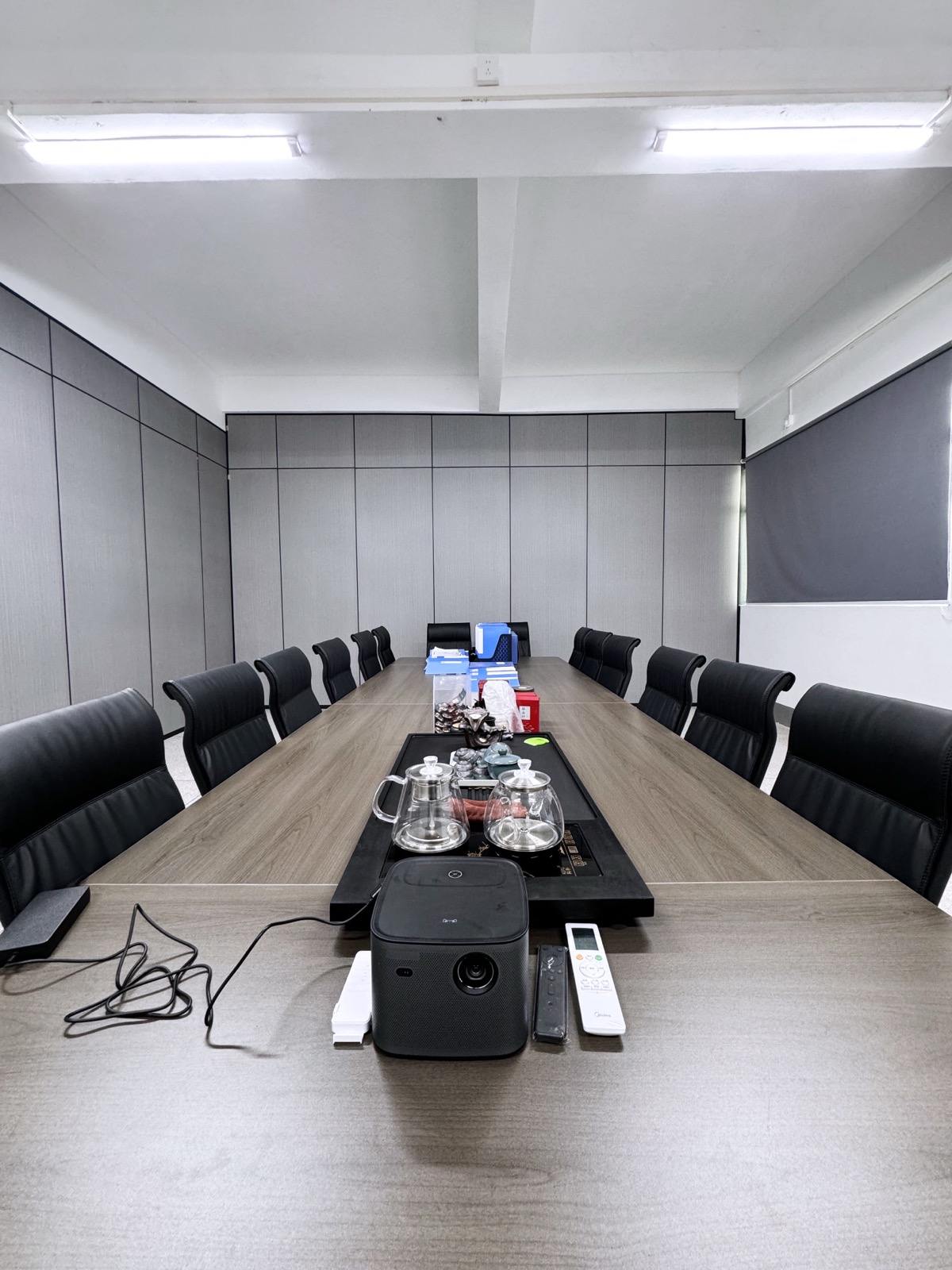 B2B tea sourcing discussion room